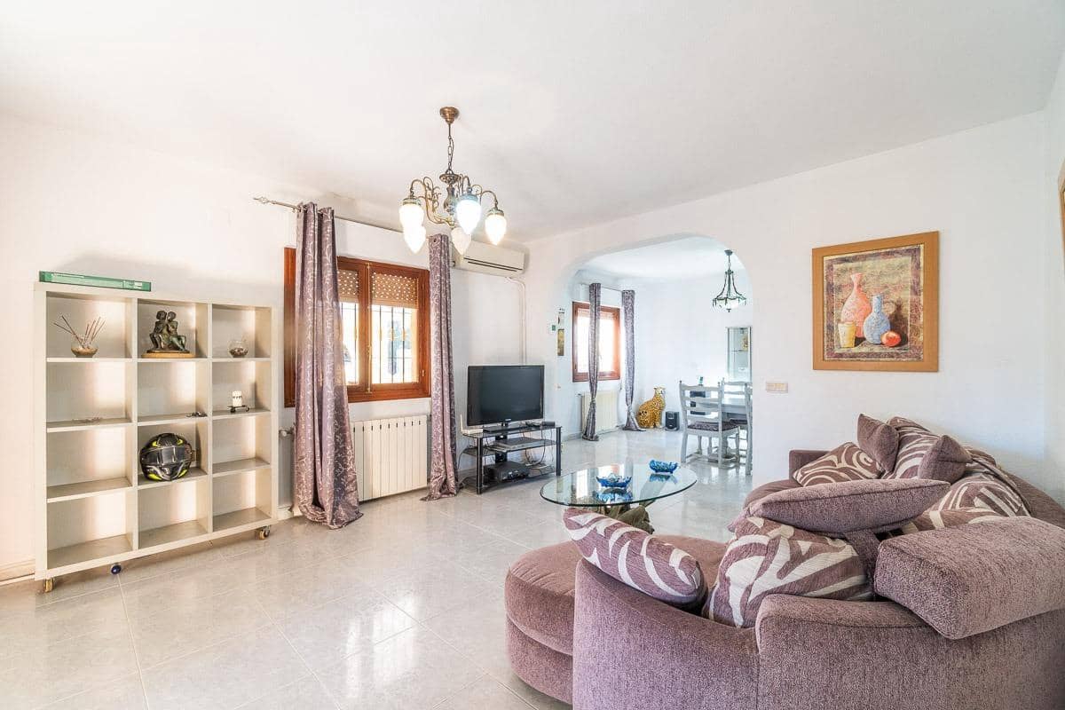 6 soveværelse Villa til salg i Villamartin med swimmingpool - € 450.000 (Ref: 8944319)