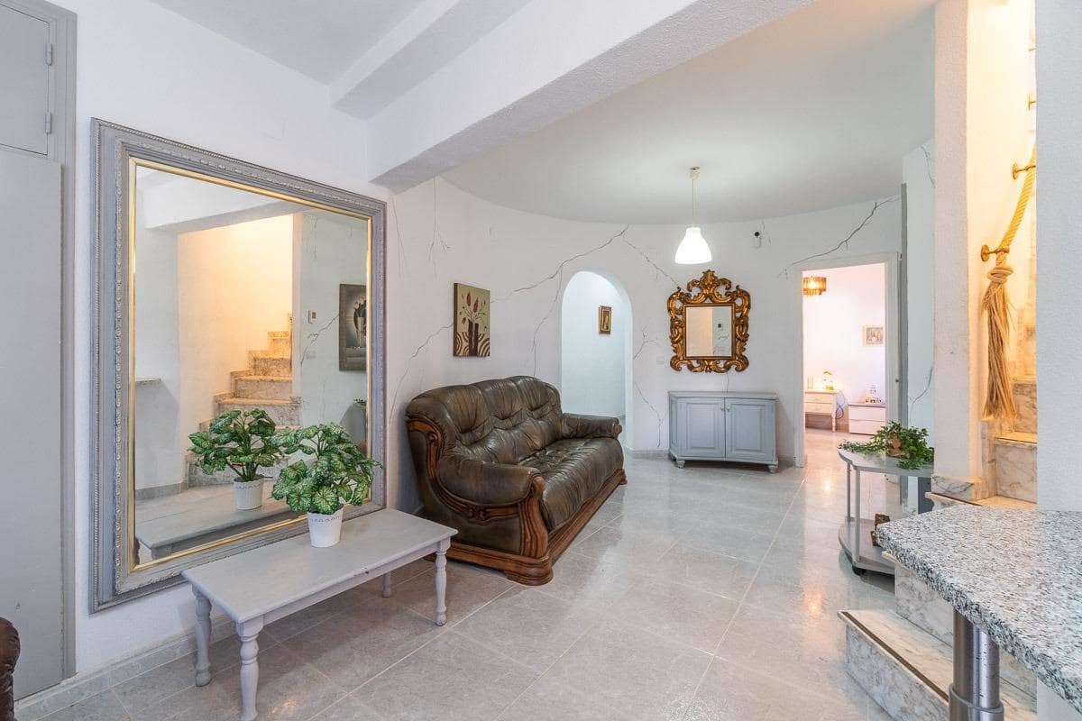 6 soveværelse Villa til salg i Villamartin med swimmingpool - € 450.000 (Ref: 8944319)