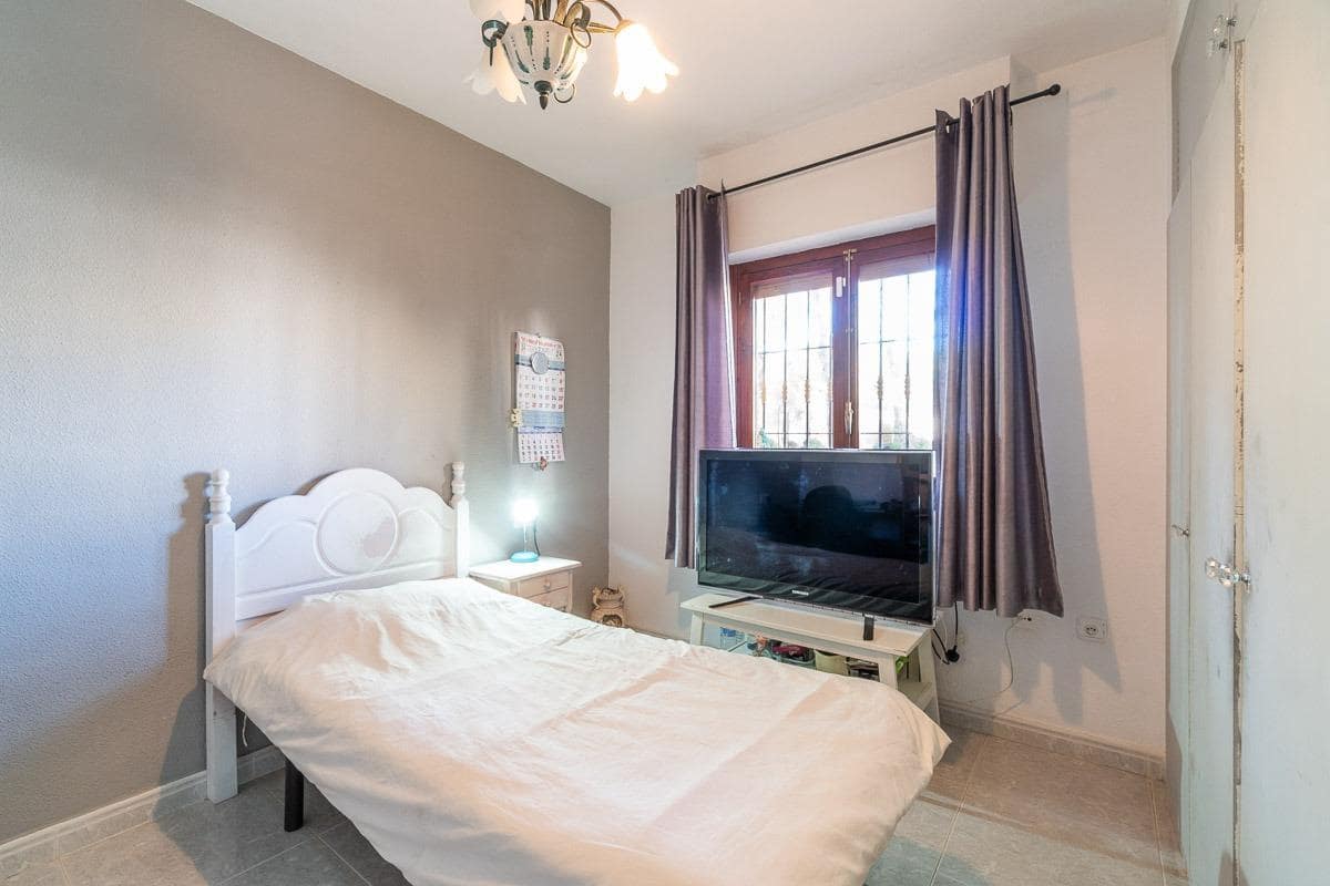 6 soveværelse Villa til salg i Villamartin med swimmingpool - € 450.000 (Ref: 8944319)