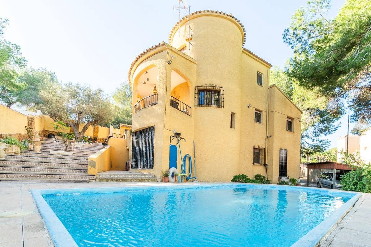 6 soveværelse Villa til salg i Villamartin med swimmingpool - € 450.000 (Ref: 8944319)