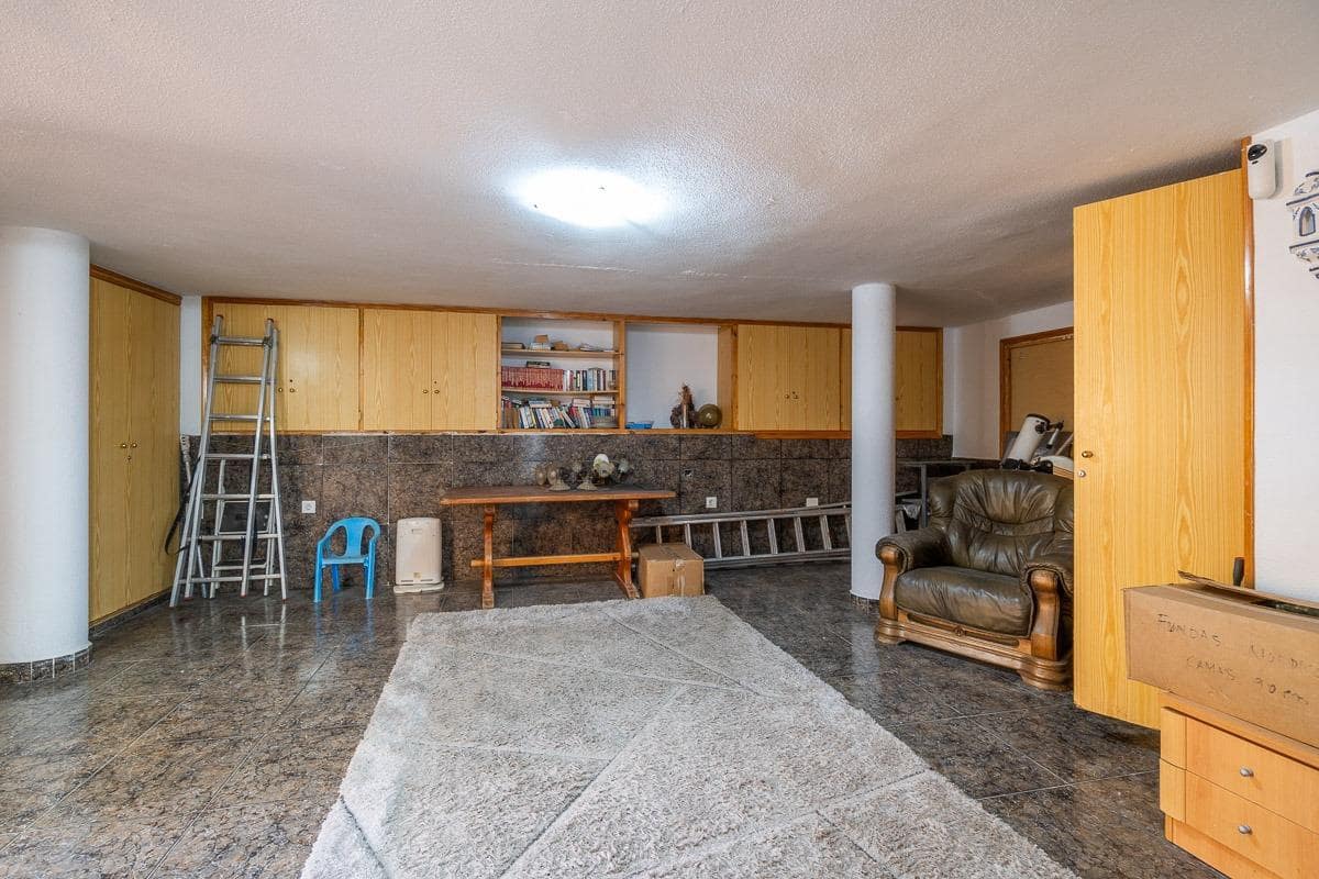 6 soveværelse Villa til salg i Villamartin med swimmingpool - € 450.000 (Ref: 8944319)