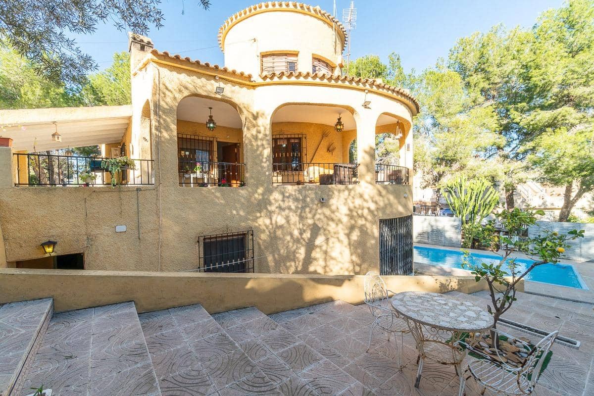 6 soveværelse Villa til salg i Villamartin med swimmingpool - € 450.000 (Ref: 8944319)
