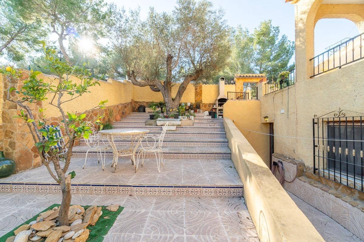 6 soveværelse Villa til salg i Villamartin med swimmingpool - € 450.000 (Ref: 8944319)