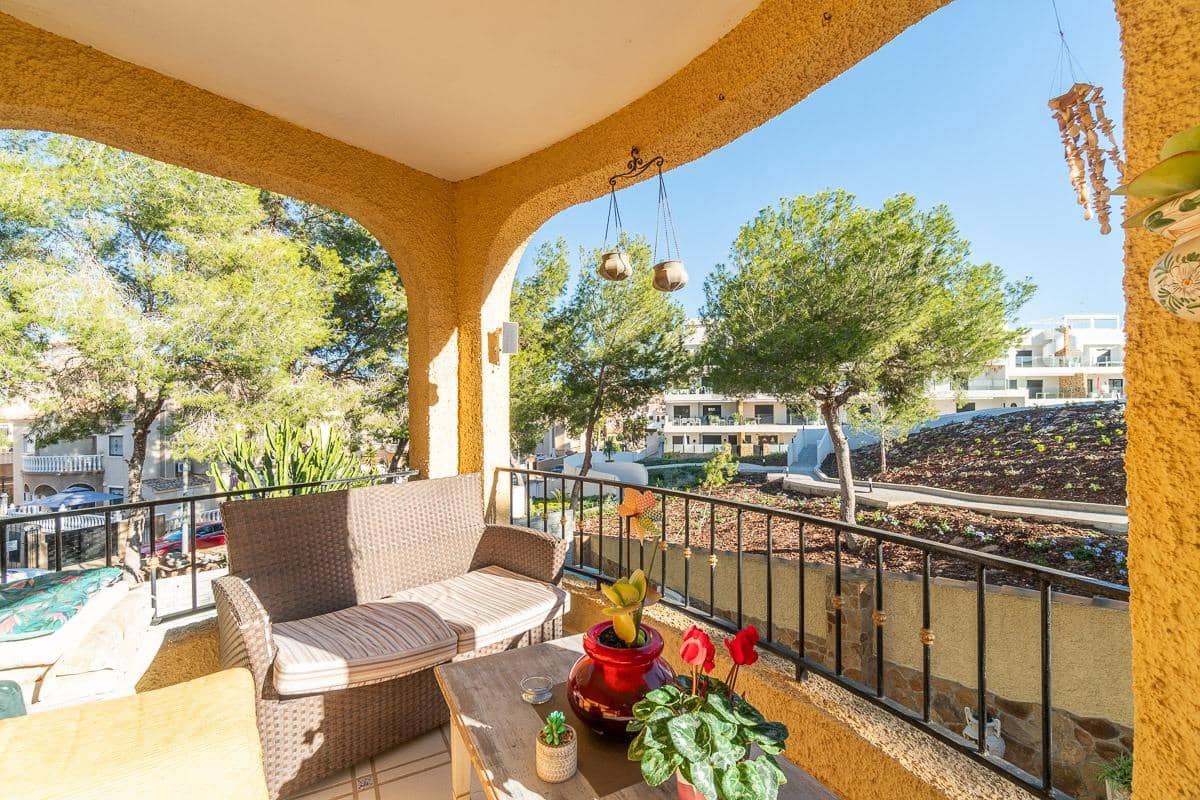 6 soveværelse Villa til salg i Villamartin med swimmingpool - € 450.000 (Ref: 8944319)