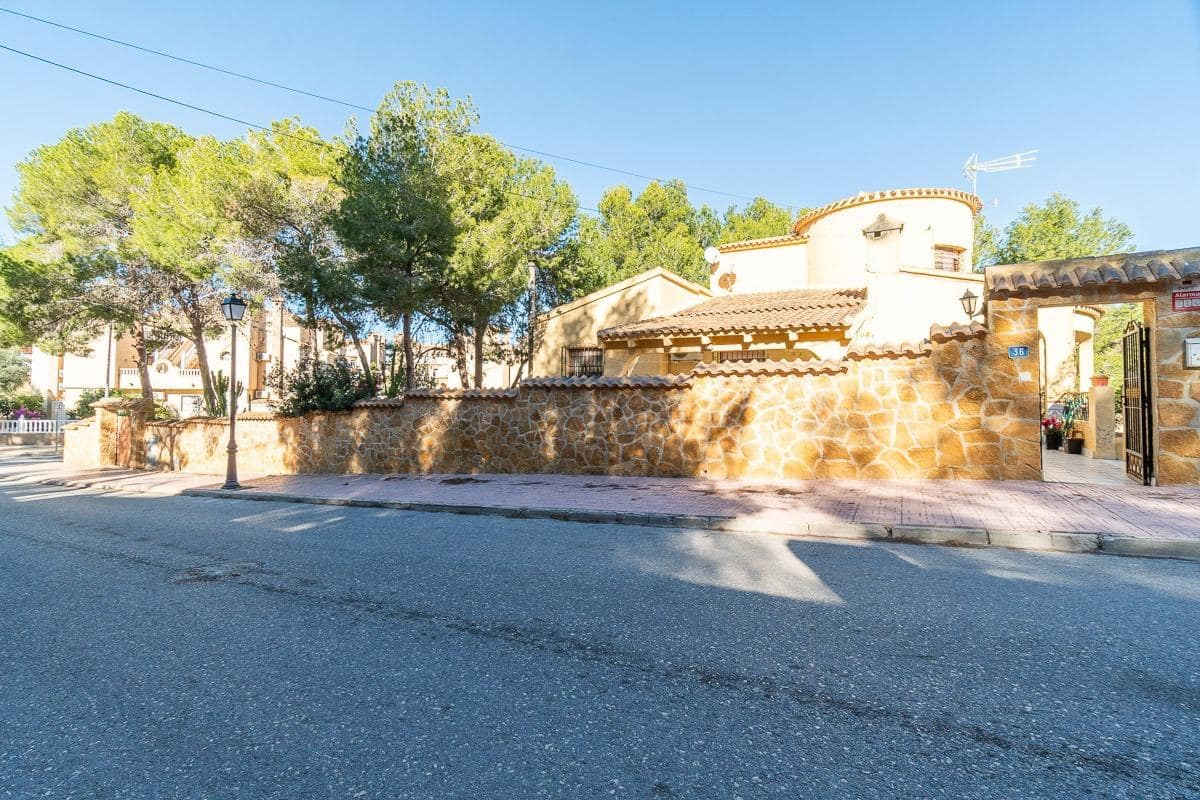 6 soveværelse Villa til salg i Villamartin med swimmingpool - € 450.000 (Ref: 8944319)