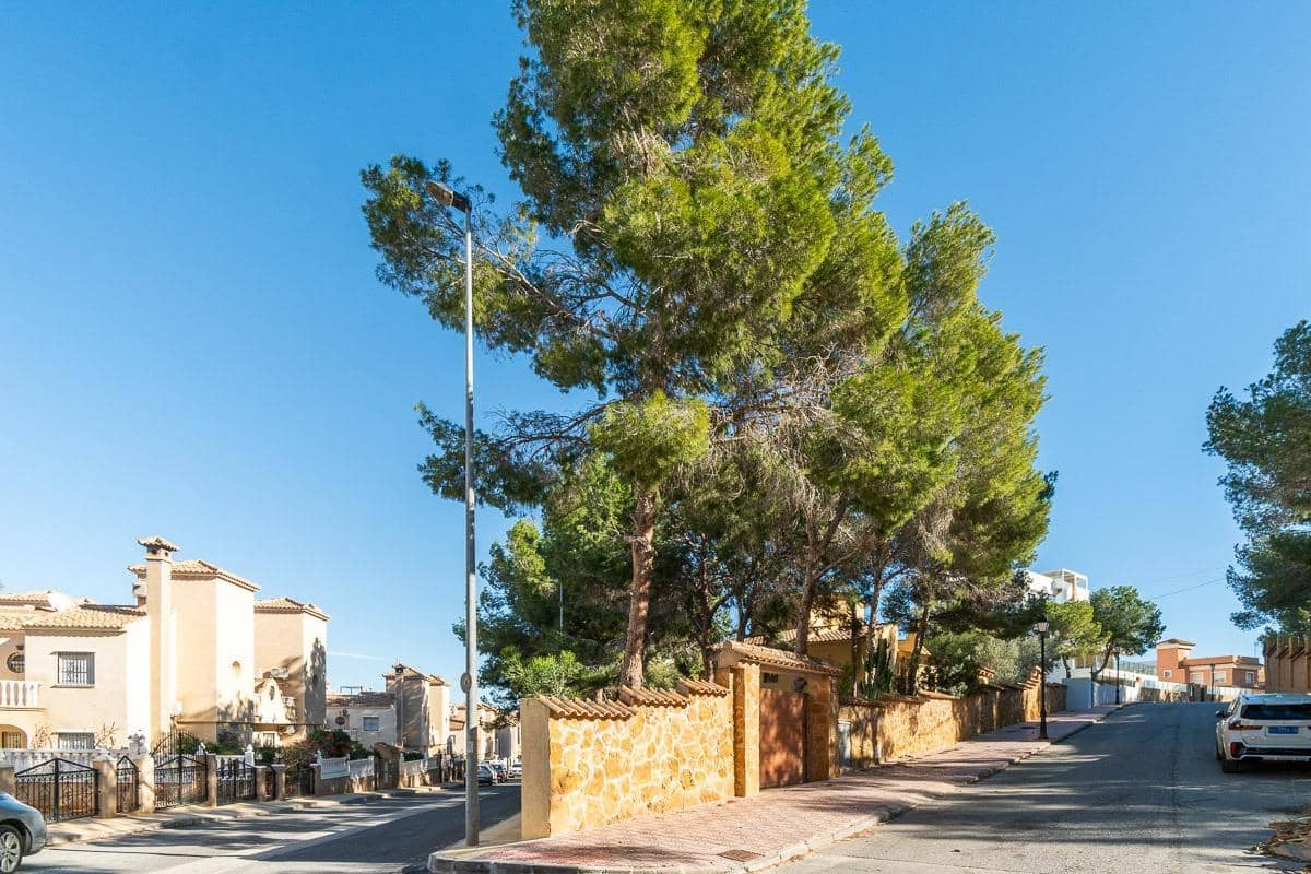 6 soveværelse Villa til salg i Villamartin med swimmingpool - € 450.000 (Ref: 8944319)