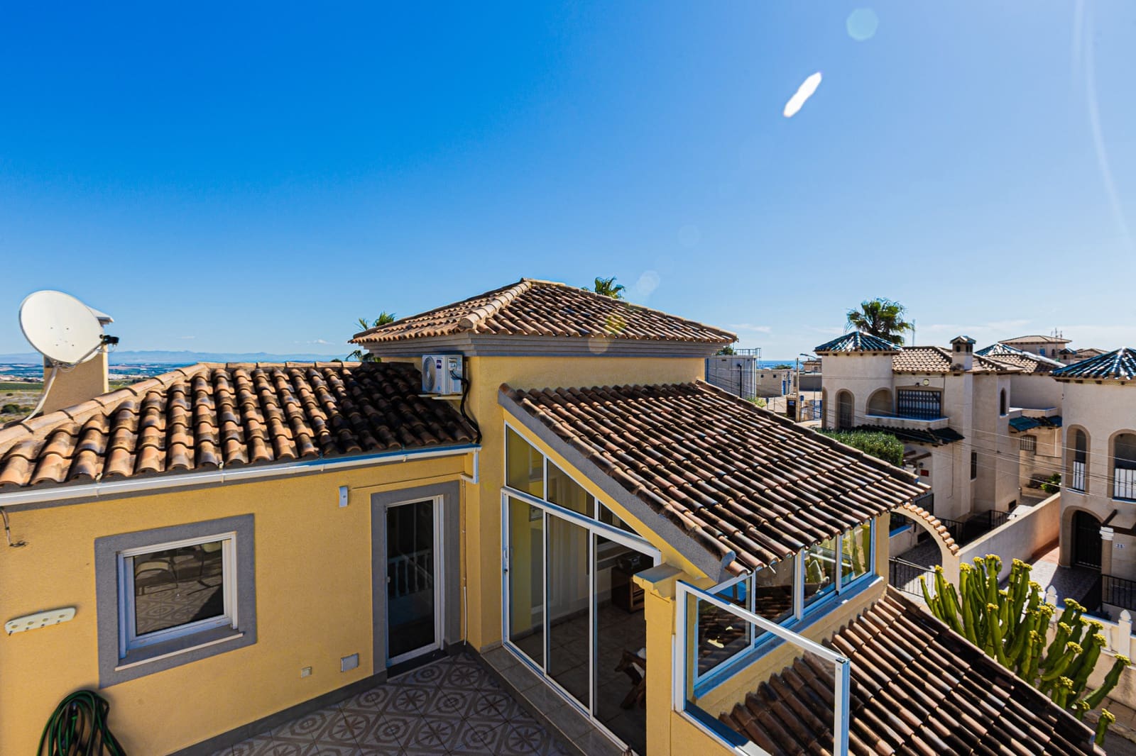 4 quarto Moradia para venda em Villamartin com piscina garagem - 450 000 € (Ref: 9002135)