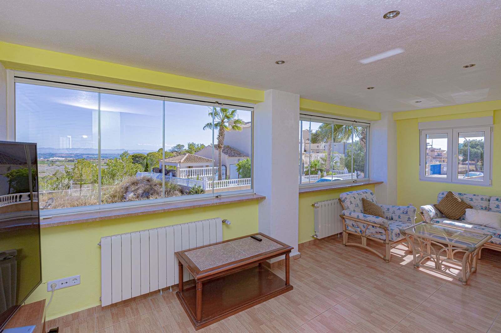 4 quarto Moradia para venda em Villamartin com piscina garagem - 450 000 € (Ref: 9002135)