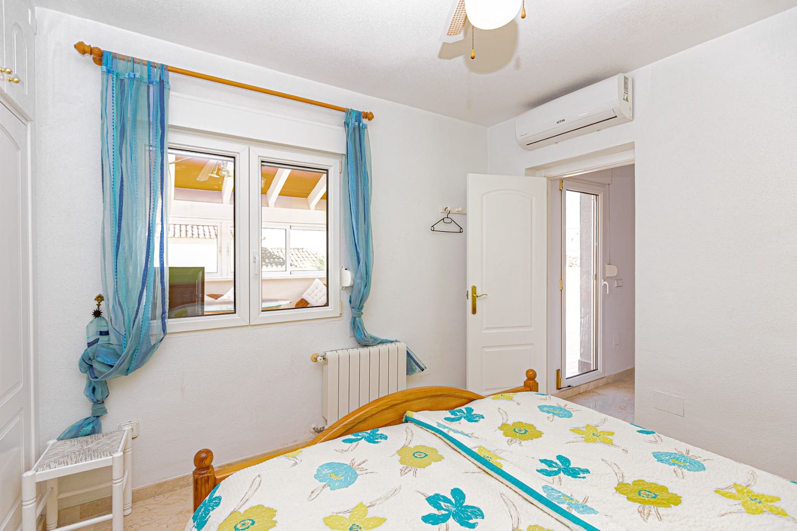 4 quarto Moradia para venda em Villamartin com piscina garagem - 450 000 € (Ref: 9002135)