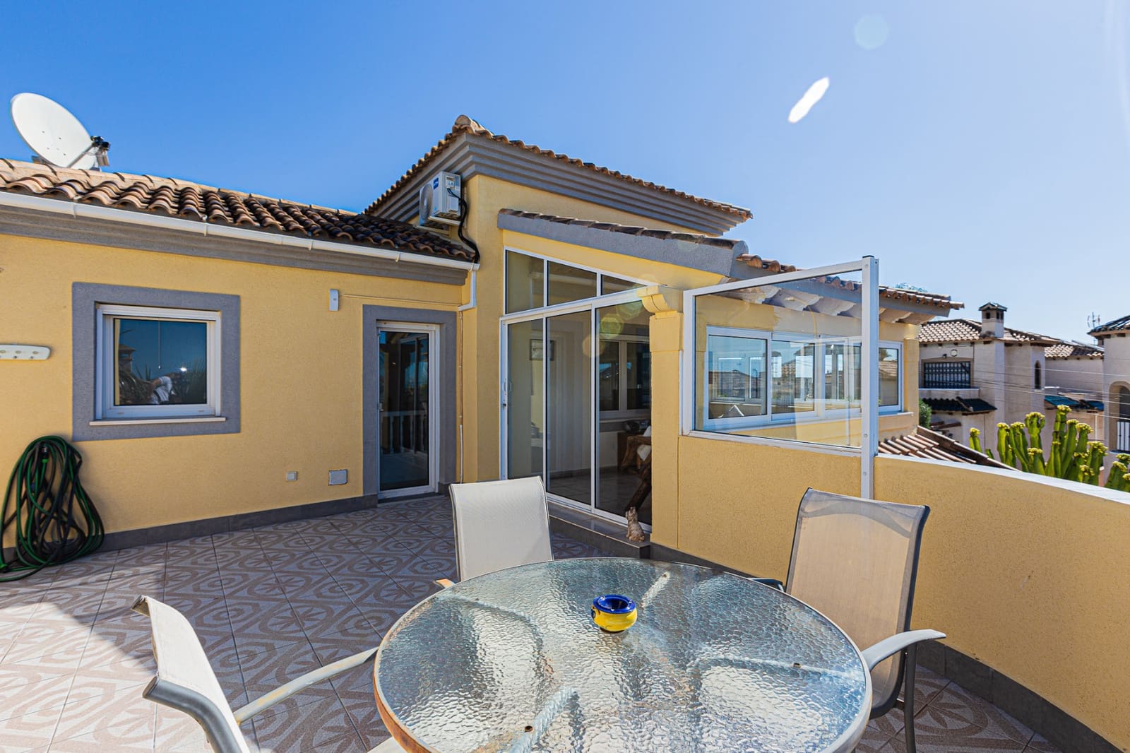 4 quarto Moradia para venda em Villamartin com piscina garagem - 450 000 € (Ref: 9002135)