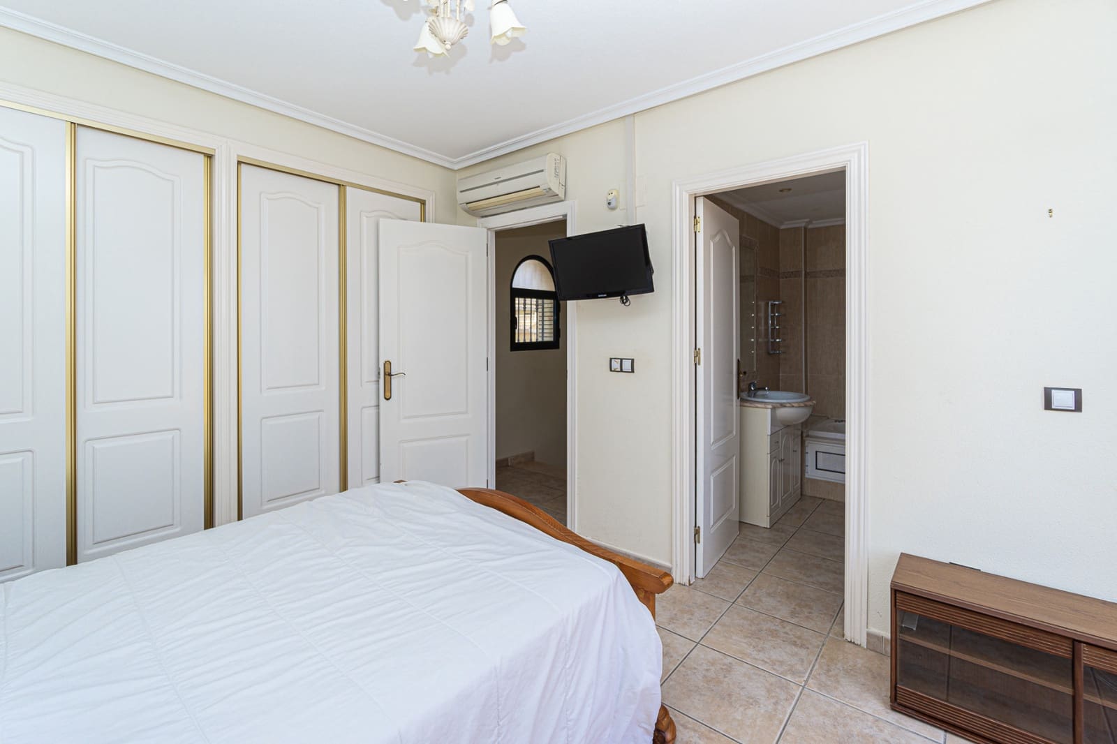 3 Zimmer Villa zu verkaufen in Villamartin mit Pool - 355.000 € (Ref: 9058143)