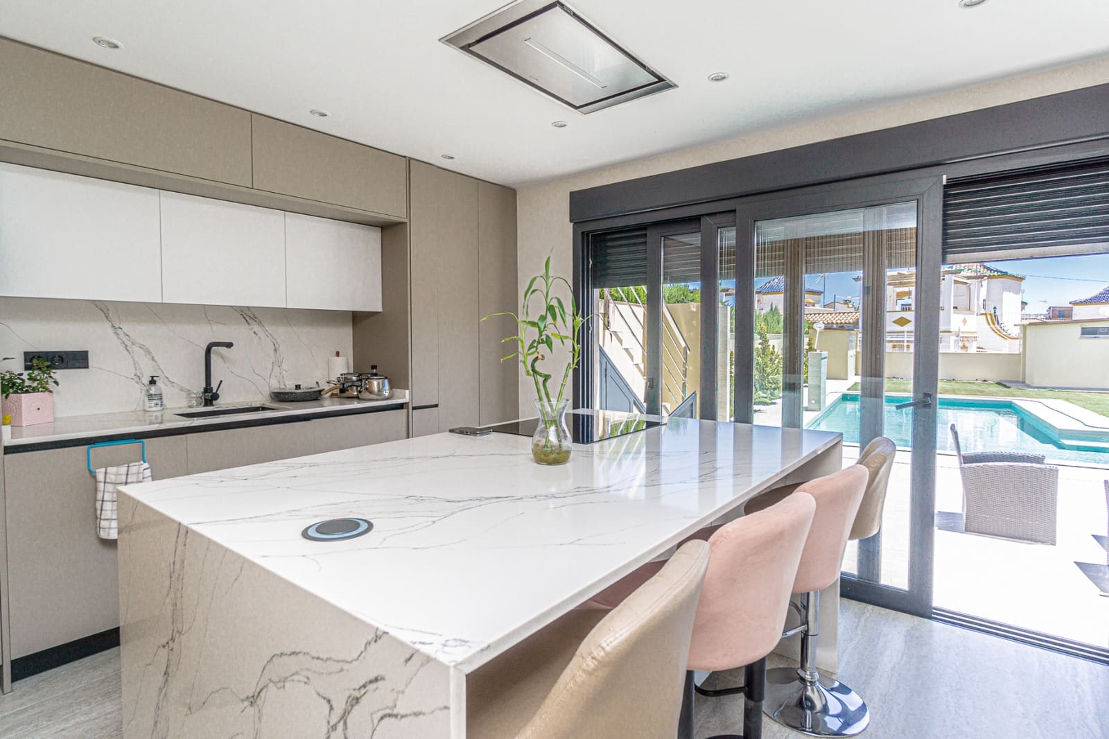 4 soveværelse Semi-Rækkehus til salg i Los Balcones med swimmingpool garage - € 540.000 (Ref: 9099766)