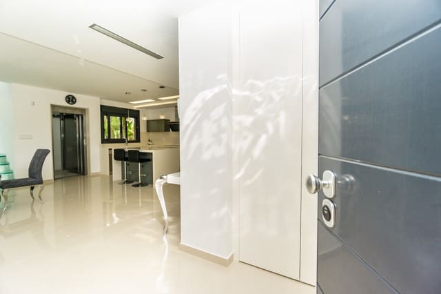 5 Zimmer Villa zu verkaufen in San Miguel de Salinas mit Pool - 849.000 € (Ref: 9105196)