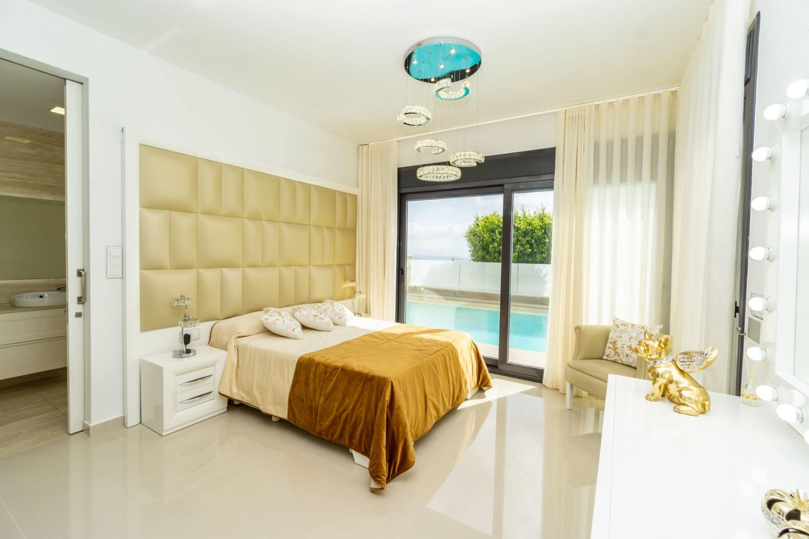 Chalet de 5 habitaciones en San Miguel de Salinas en venta con piscina - 849.000 € (Ref: 9105196)