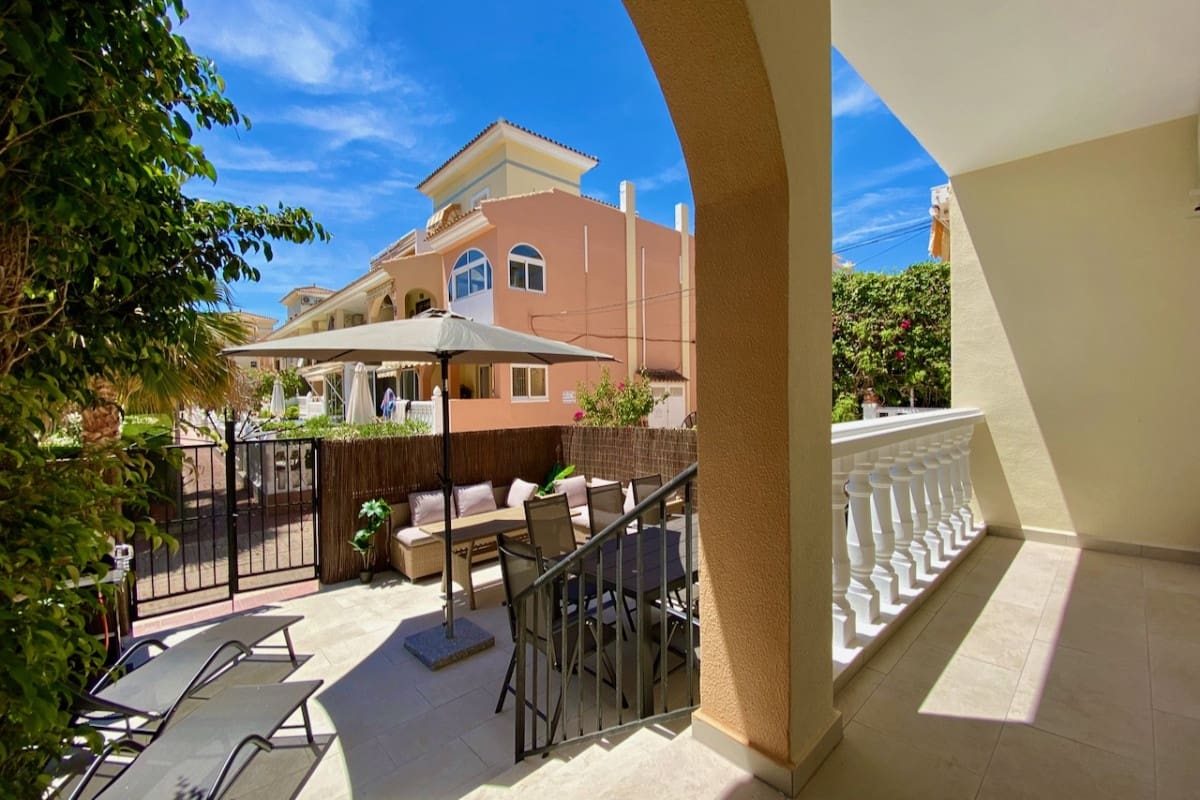 4 soveværelse Byhus til salg i Playa Flamenca med swimmingpool - € 299.000 (Ref: 9126150)