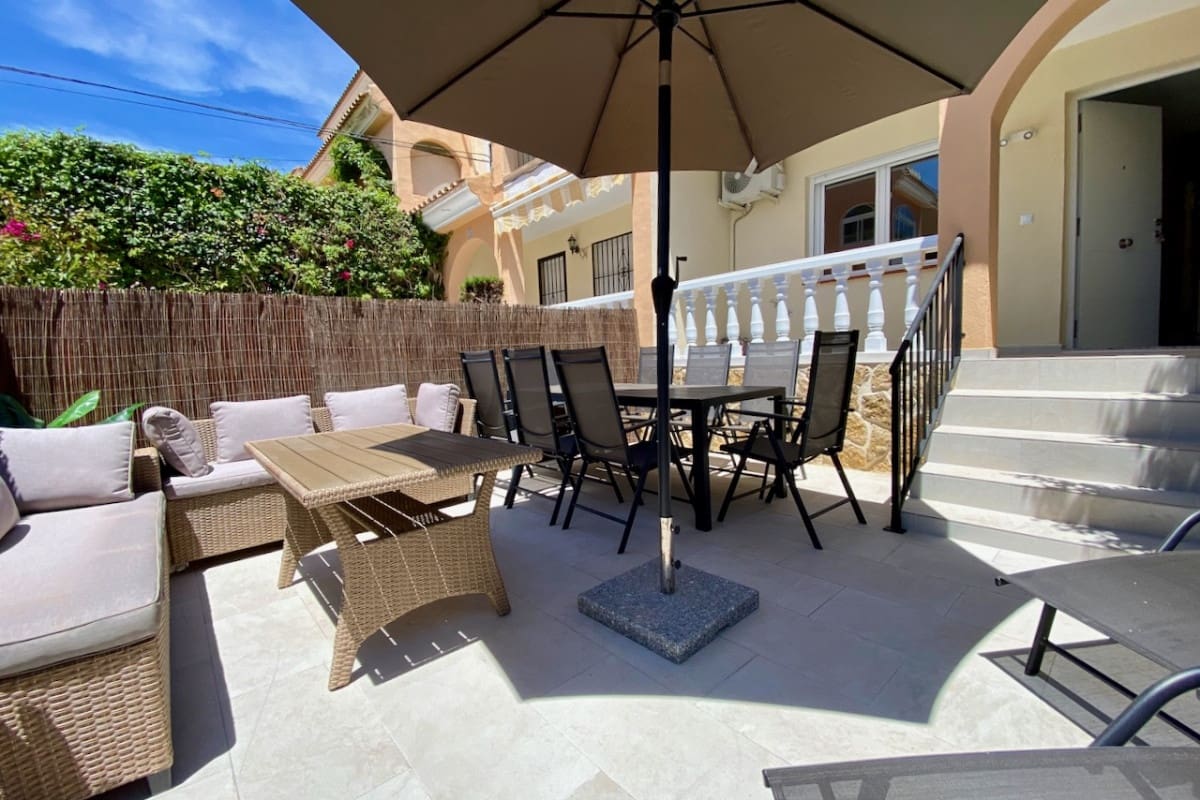 4 soveværelse Byhus til salg i Playa Flamenca med swimmingpool - € 299.000 (Ref: 9126150)