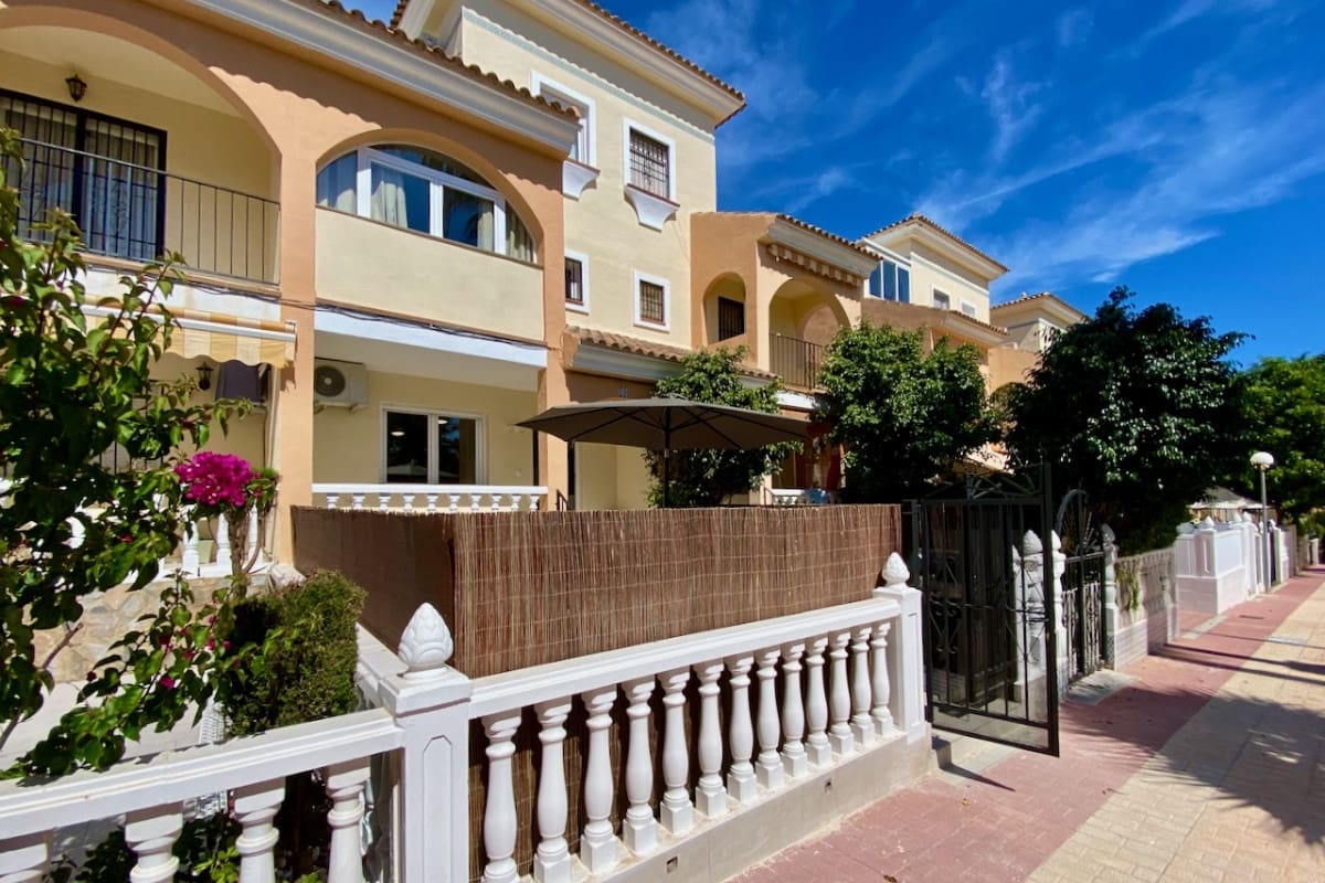4 soveværelse Byhus til salg i Playa Flamenca med swimmingpool - € 299.000 (Ref: 9126150)