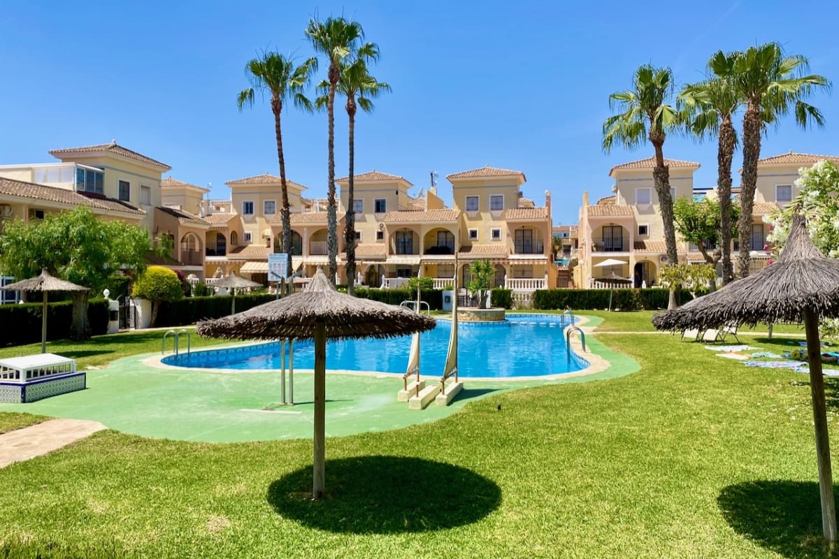 4 soveværelse Byhus til salg i Playa Flamenca med swimmingpool - € 299.000 (Ref: 9126150)