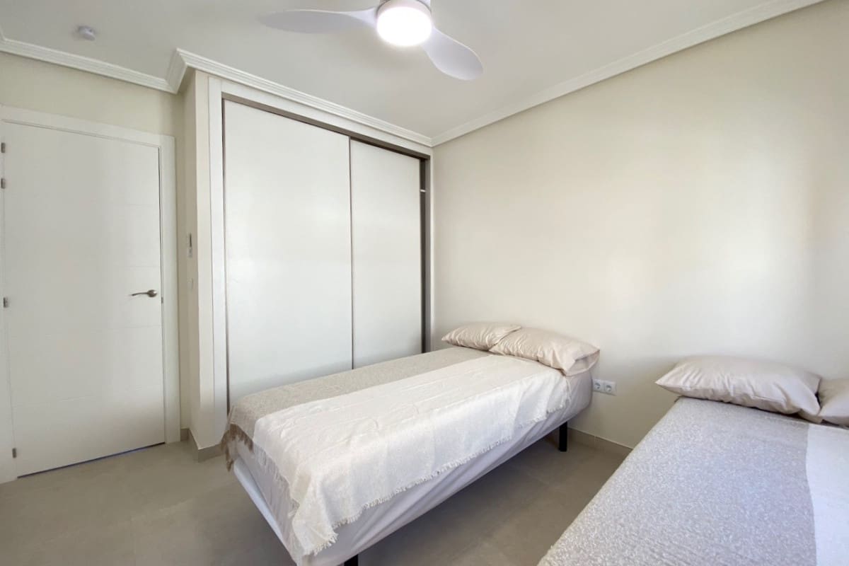 4 soveværelse Byhus til salg i Playa Flamenca med swimmingpool - € 299.000 (Ref: 9126150)