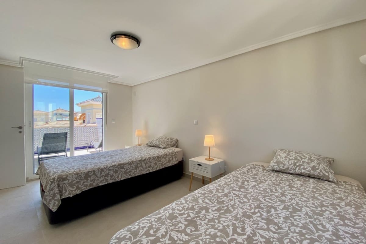 4 soveværelse Byhus til salg i Playa Flamenca med swimmingpool - € 299.000 (Ref: 9126150)