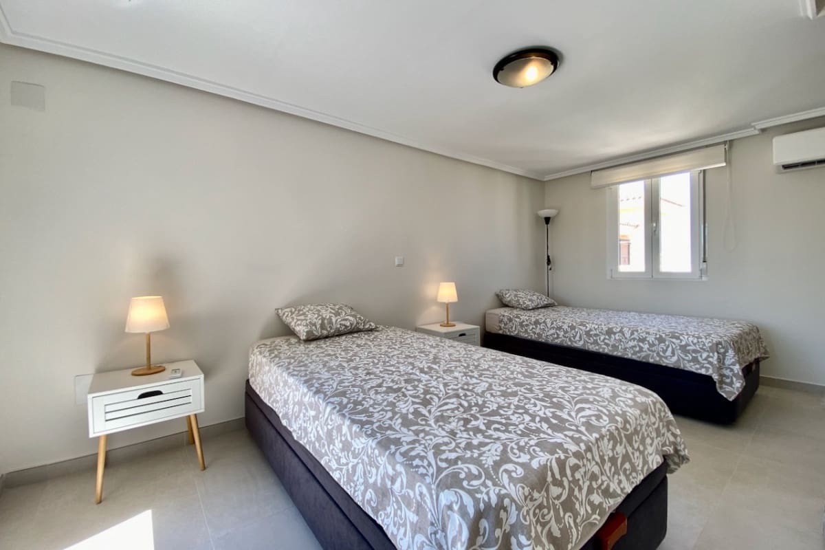 4 soveværelse Byhus til salg i Playa Flamenca med swimmingpool - € 299.000 (Ref: 9126150)