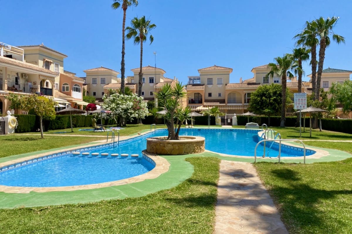 4 soveværelse Byhus til salg i Playa Flamenca med swimmingpool - € 299.000 (Ref: 9126150)