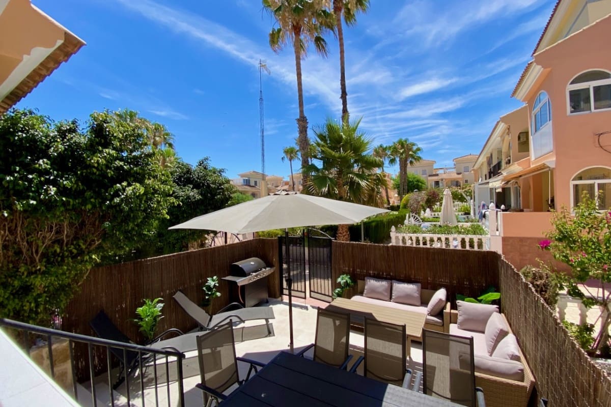 4 soveværelse Byhus til salg i Playa Flamenca med swimmingpool - € 299.000 (Ref: 9126150)