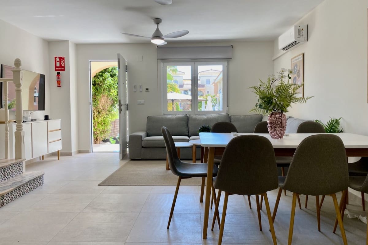 4 soveværelse Byhus til salg i Playa Flamenca med swimmingpool - € 299.000 (Ref: 9126150)