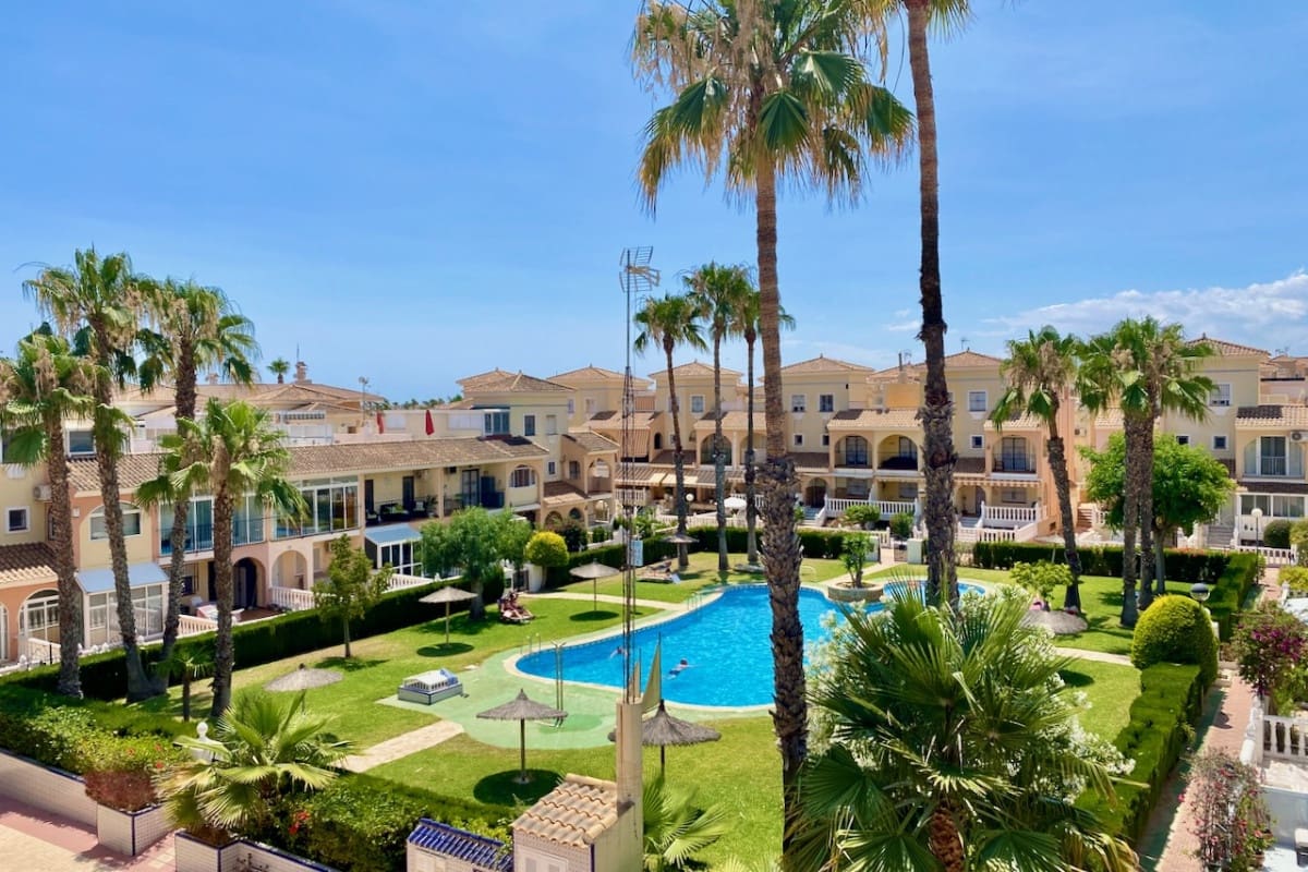 4 soveværelse Byhus til salg i Playa Flamenca med swimmingpool - € 299.000 (Ref: 9126150)