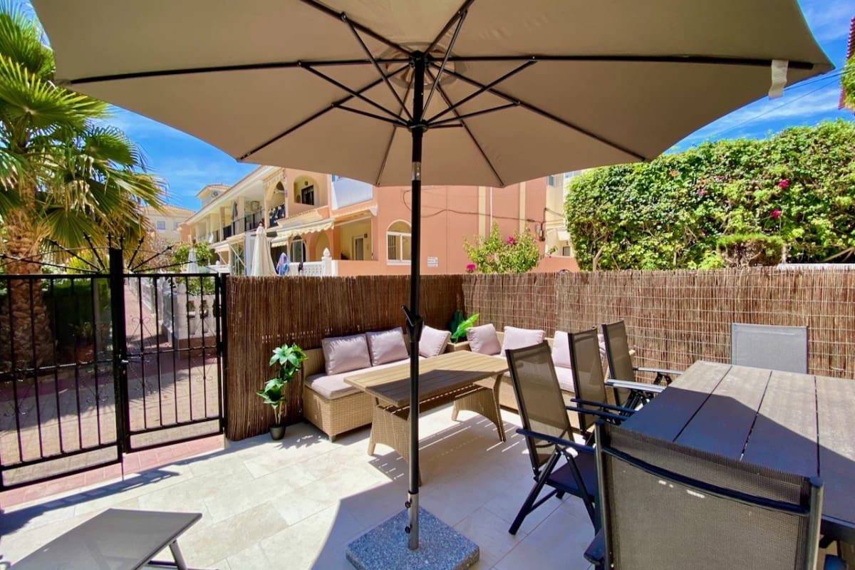 4 soveværelse Byhus til salg i Playa Flamenca med swimmingpool - € 299.000 (Ref: 9126150)