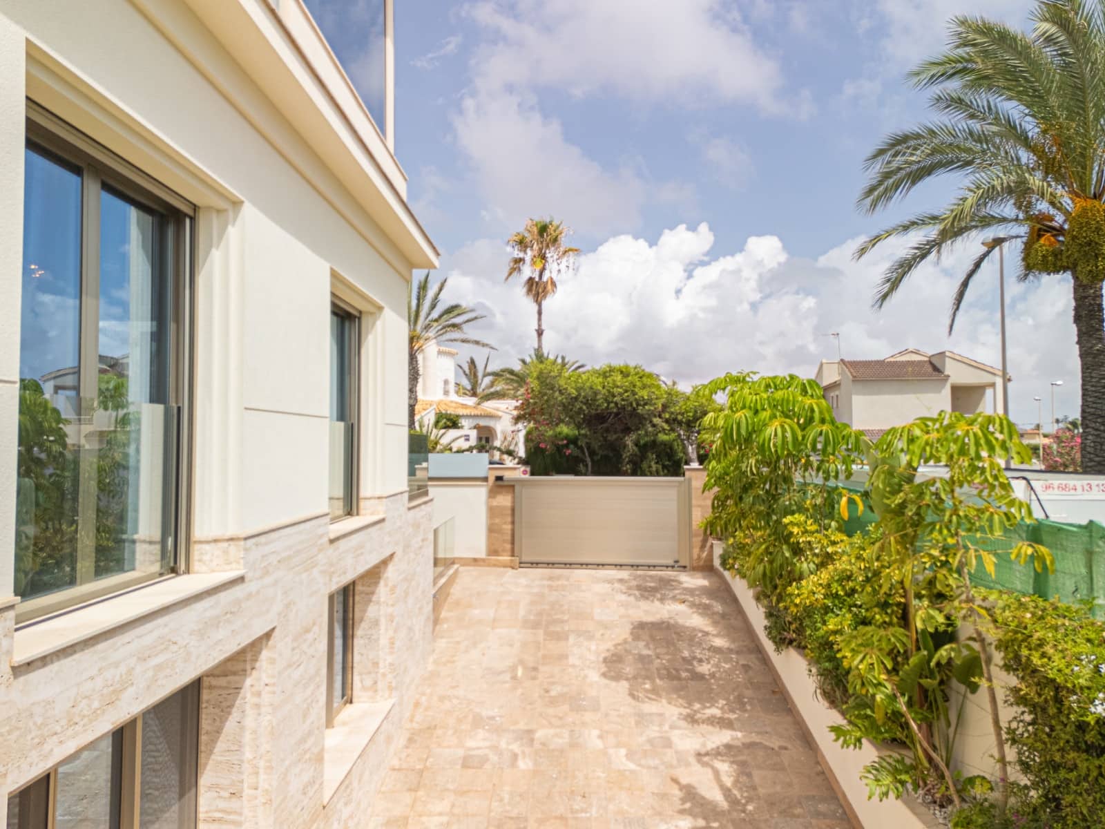 6 slaapkamer Villa te koop in La Zenia met zwembad garage - € 2.950.000 (Ref: 9150770)