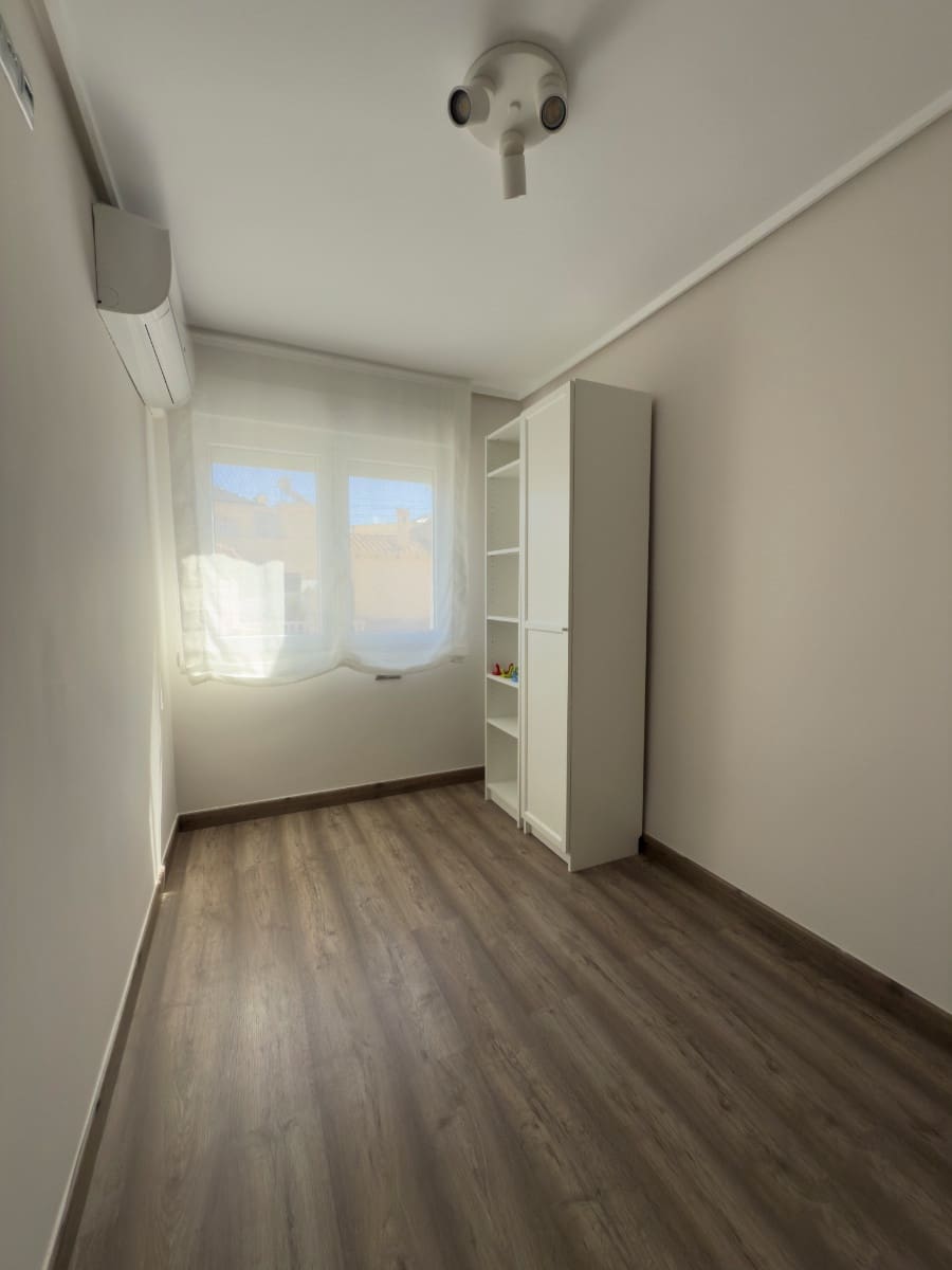 3 makuuhuone Omakotitalo vuokrattavana paikassa Los Balcones mukana uima-altaan - 1 100 € (Ref: 9219190)