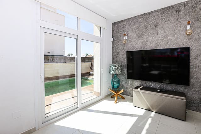 3 soveværelse Villa til salg i Doña Pepa, Rojales med swimmingpool - € 550.000 (Ref: 9223652)