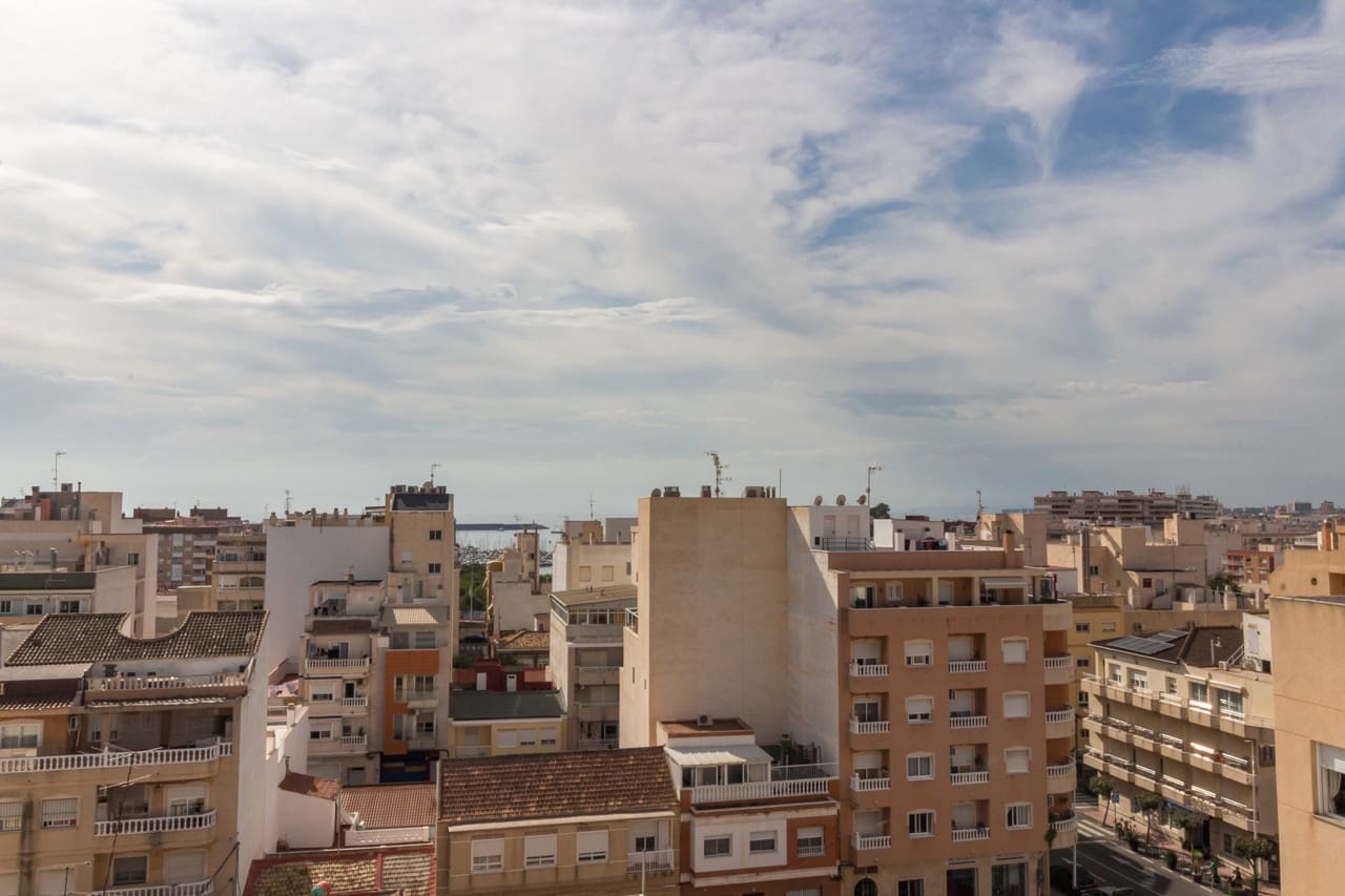 3 slaapkamer Penthouse te koop in Torrevieja met zwembad - € 395.000 (Ref: 9360716)