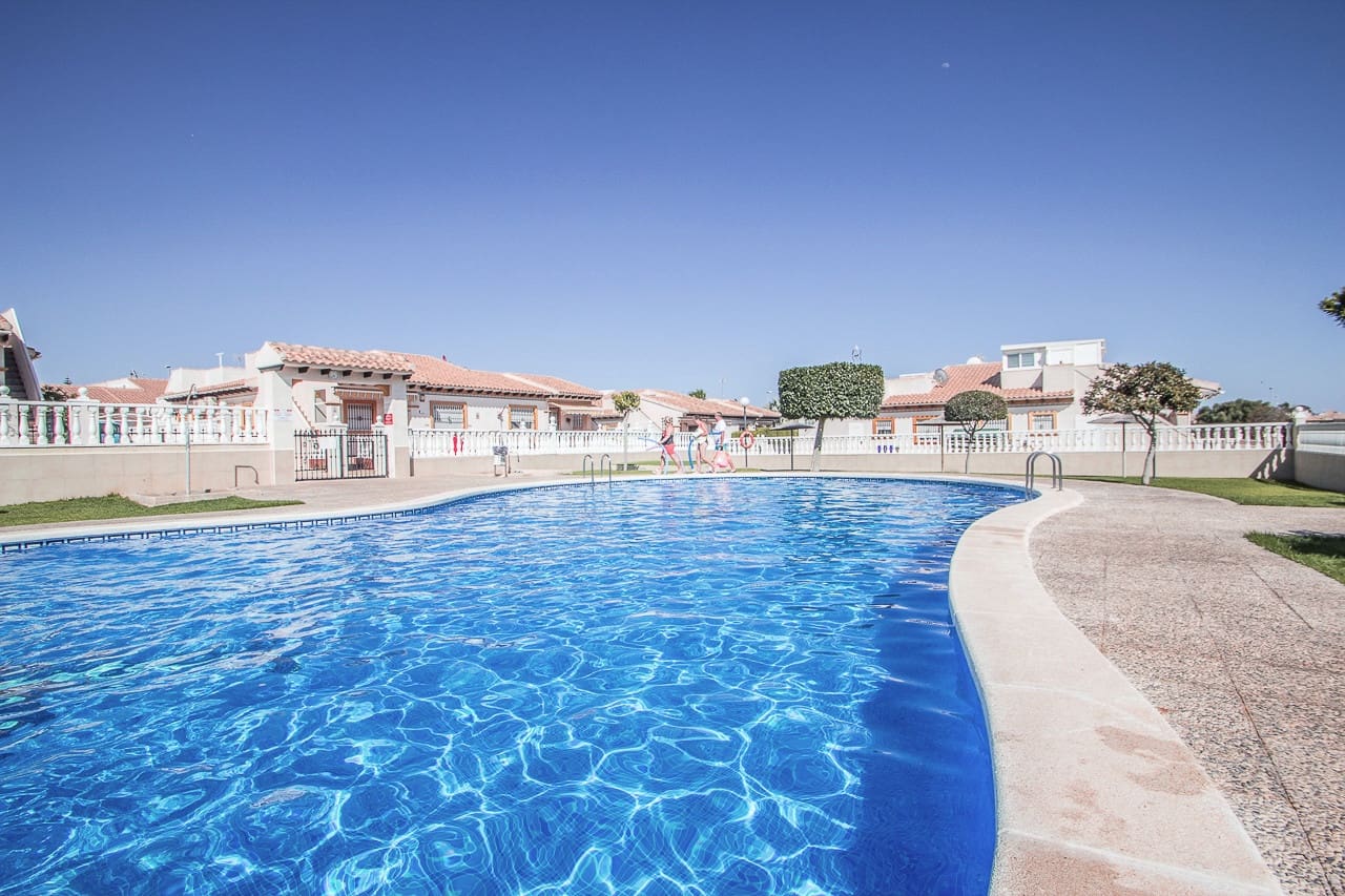 2 makuuhuone Bungalow myytävänä paikassa La Zenia mukana uima-altaan - 185 000 € (Ref: 9360837)