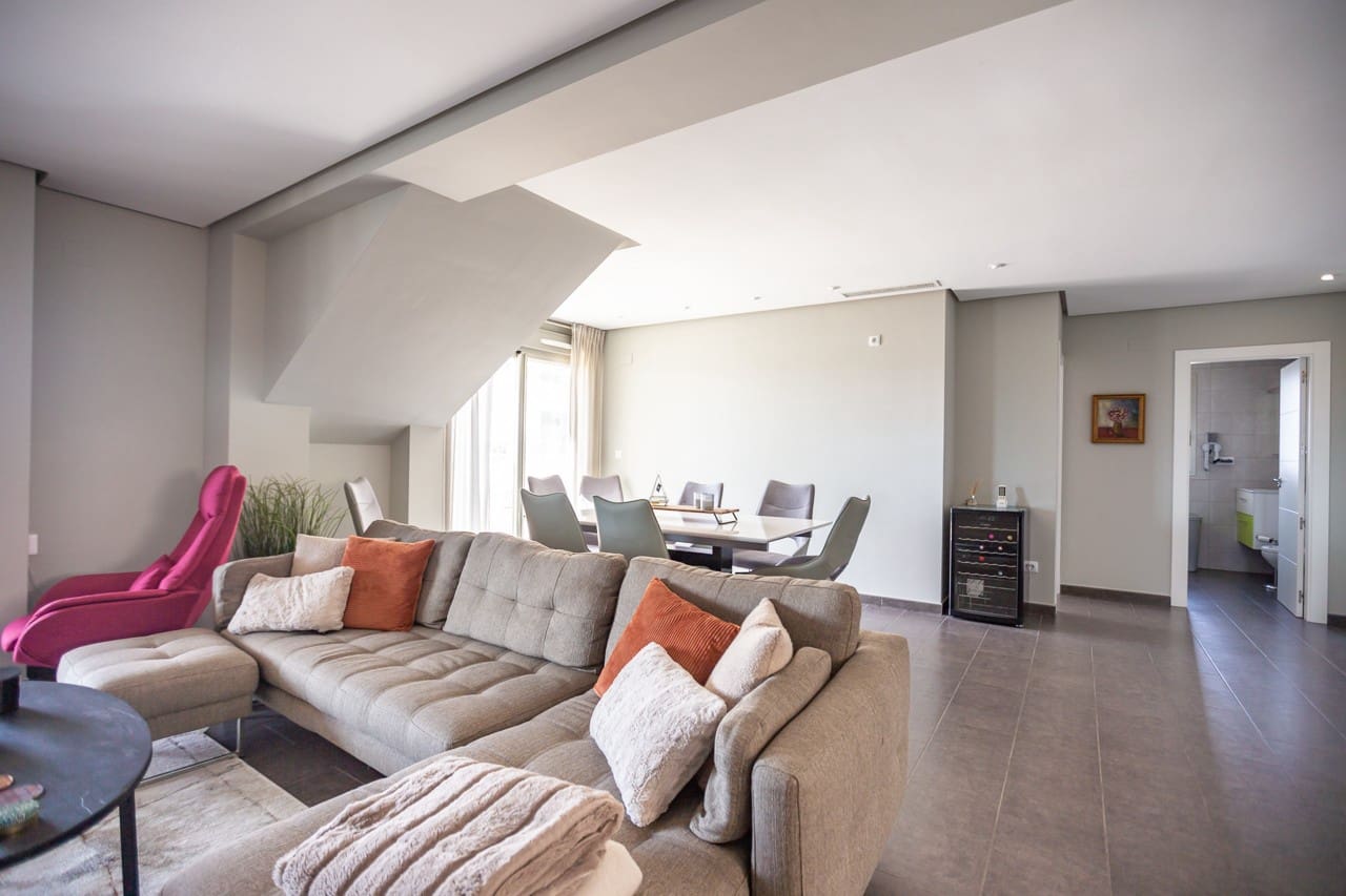 Ático de 4 habitaciones en Villamartin en venta con piscina - 550.000 € (Ref: 9362872)