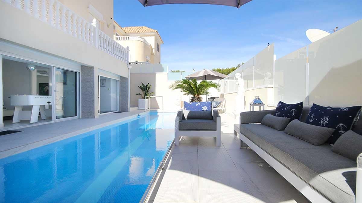 3 bedroom Villa for sale in Villamartin with pool - € 489,000 (Ref: 9417643)