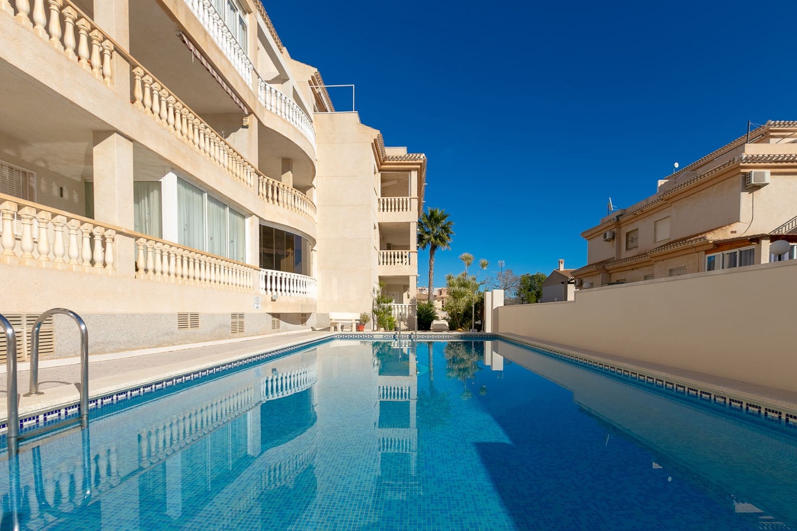 Apartamento de 2 habitaciones en Playa Flamenca en venta con piscina - 199.000 € (Ref: 9426429)