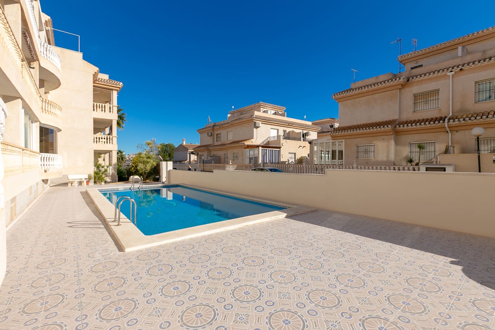 Apartamento de 2 habitaciones en Playa Flamenca en venta con piscina - 199.000 € (Ref: 9426429)