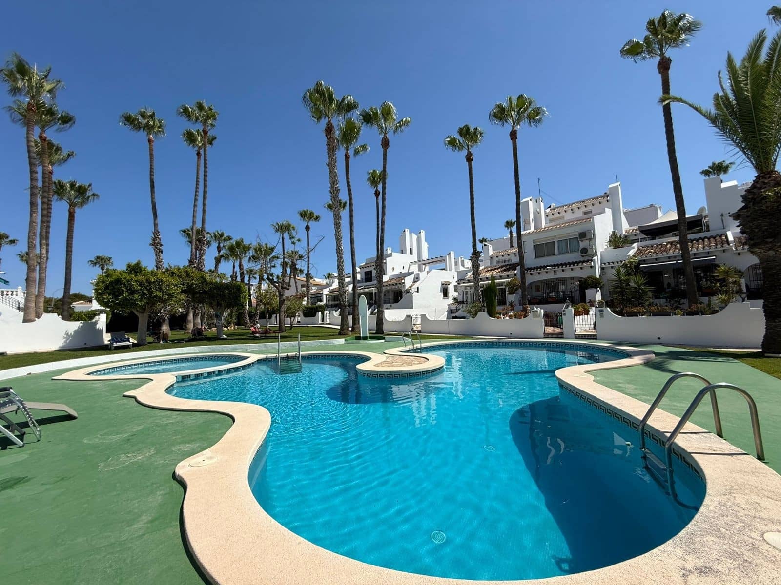 3 bedroom Townhouse for sale in Villamartin with pool - € 249,000 (Ref: 9490091)