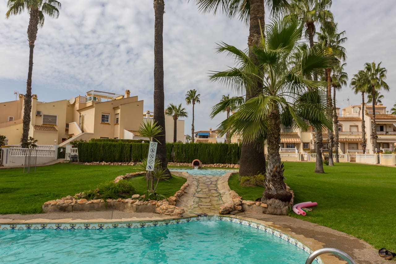 3 slaapkamer Rijtjeshuis te koop in Playa Flamenca met zwembad - € 259.000 (Ref: 9516561)