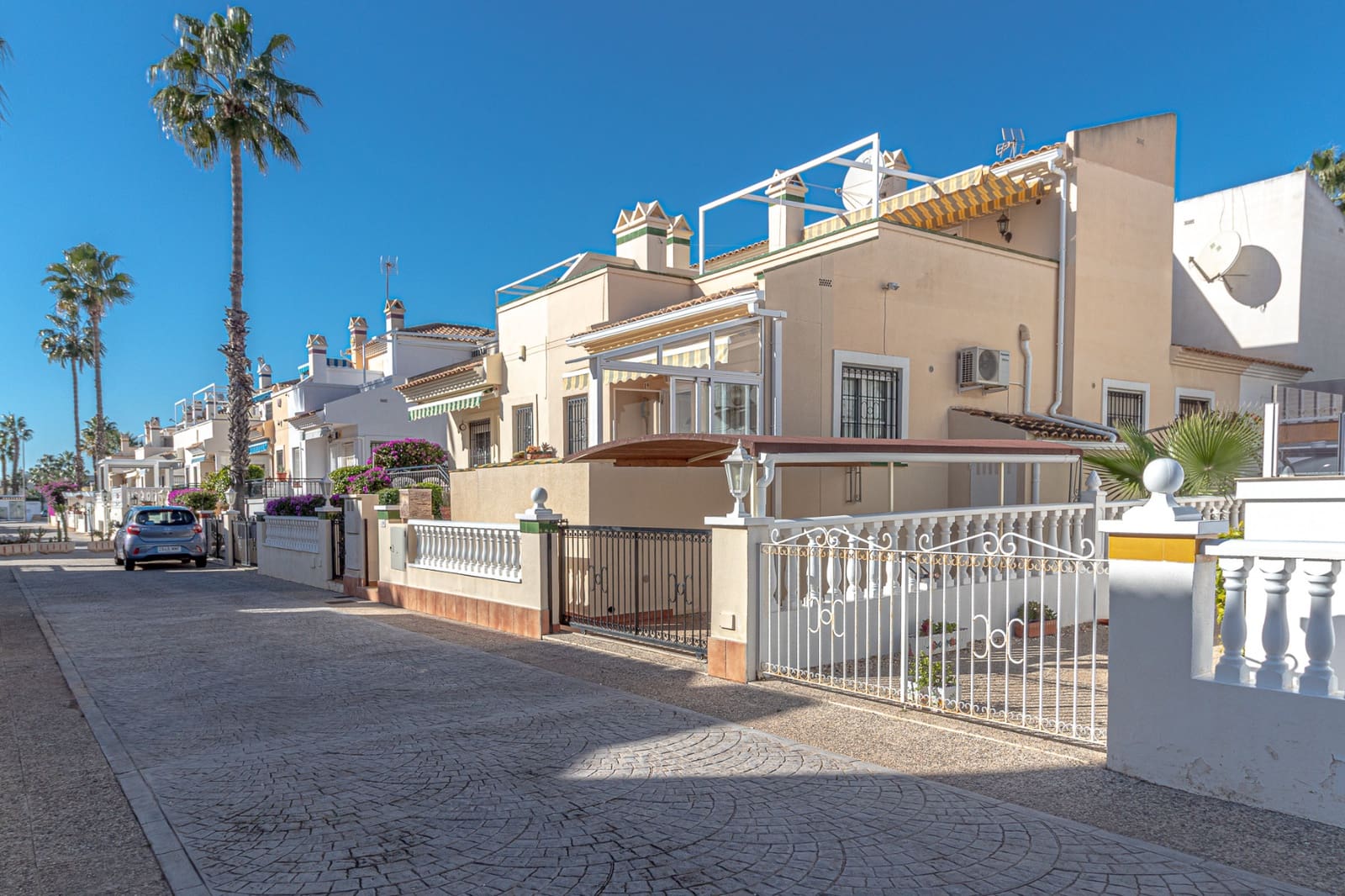3 slaapkamer Rijtjeshuis te koop in Playa Flamenca met zwembad - € 259.000 (Ref: 9516561)
