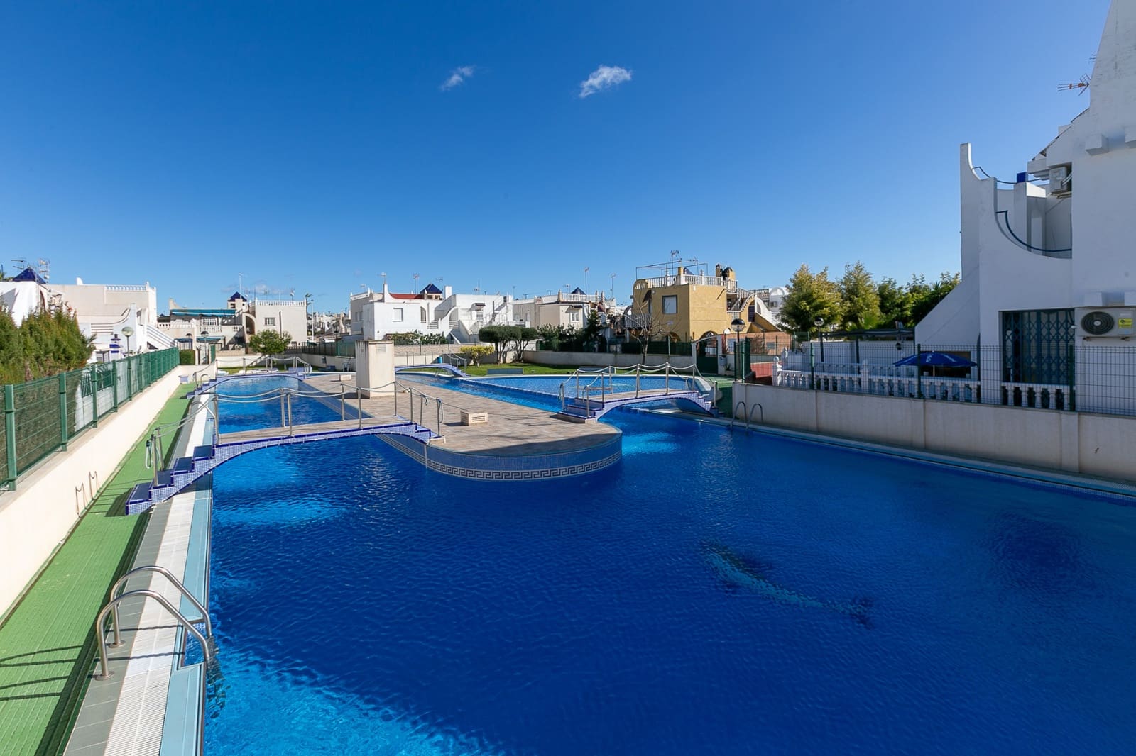 2 soveværelse Bungalow til salg i Torrevieja med swimmingpool - € 145.000 (Ref: 9539079)