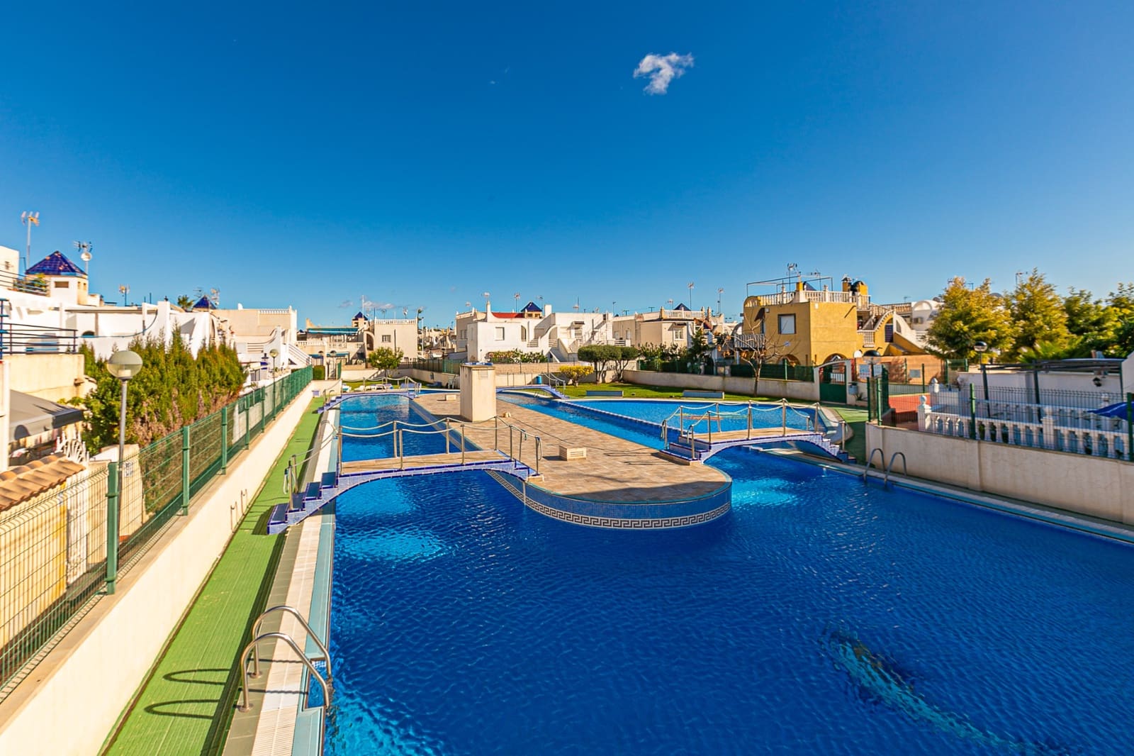 2 soveværelse Bungalow til salg i Torrevieja med swimmingpool - € 145.000 (Ref: 9539079)