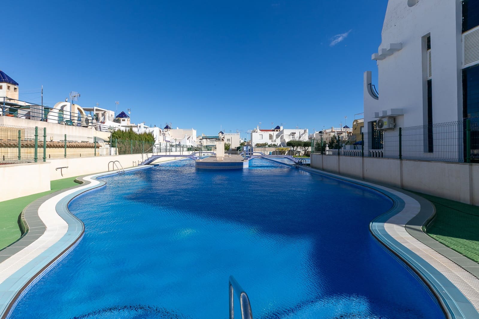 2 soveværelse Bungalow til salg i Torrevieja med swimmingpool - € 145.000 (Ref: 9539079)