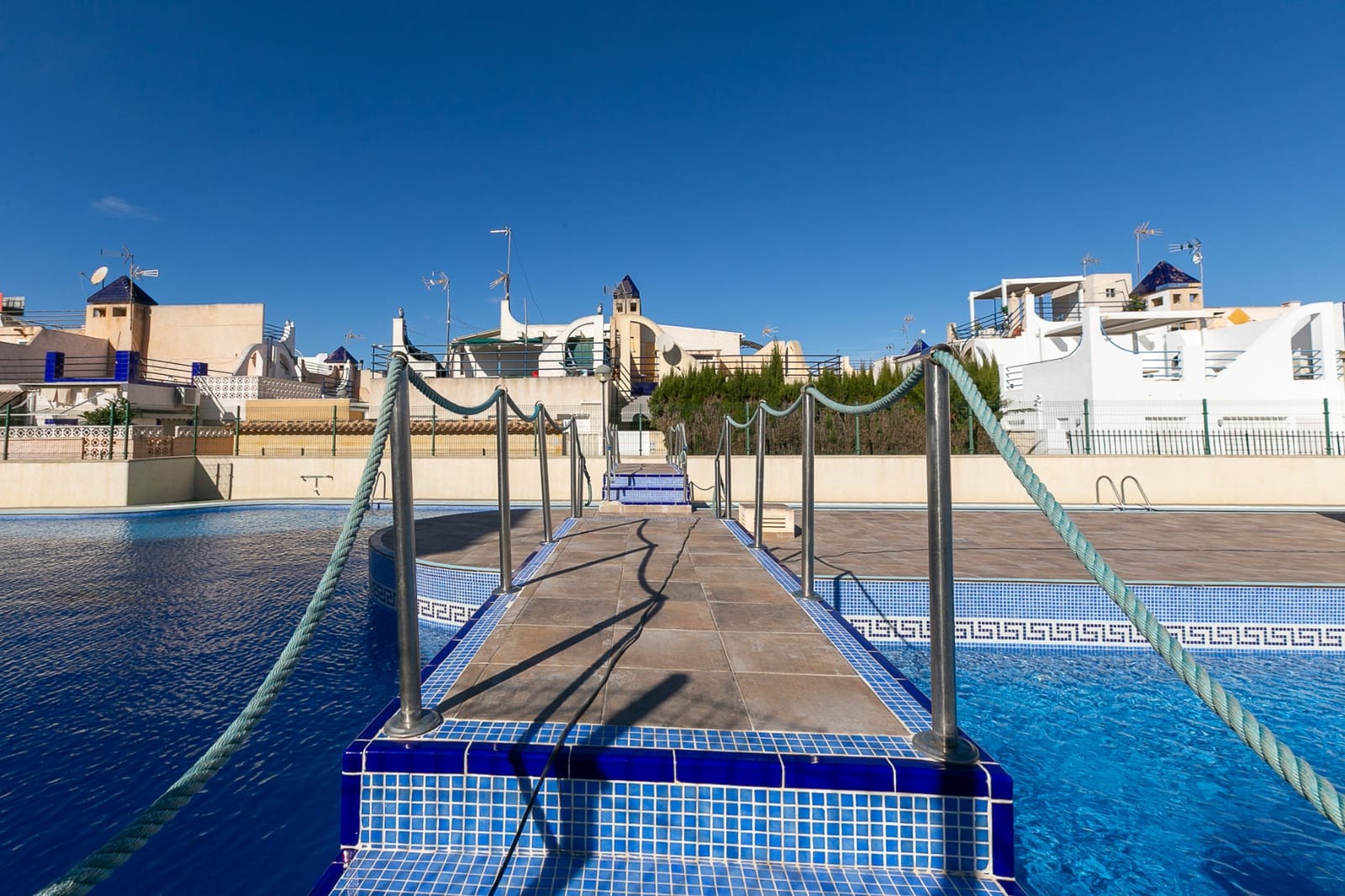 2 soveværelse Bungalow til salg i Torrevieja med swimmingpool - € 145.000 (Ref: 9539079)
