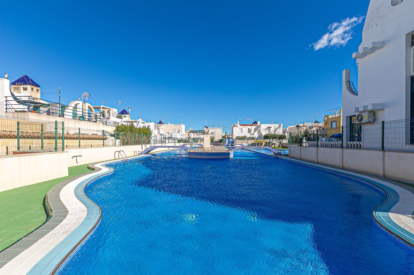 2 soveværelse Bungalow til salg i Torrevieja med swimmingpool - € 145.000 (Ref: 9539079)