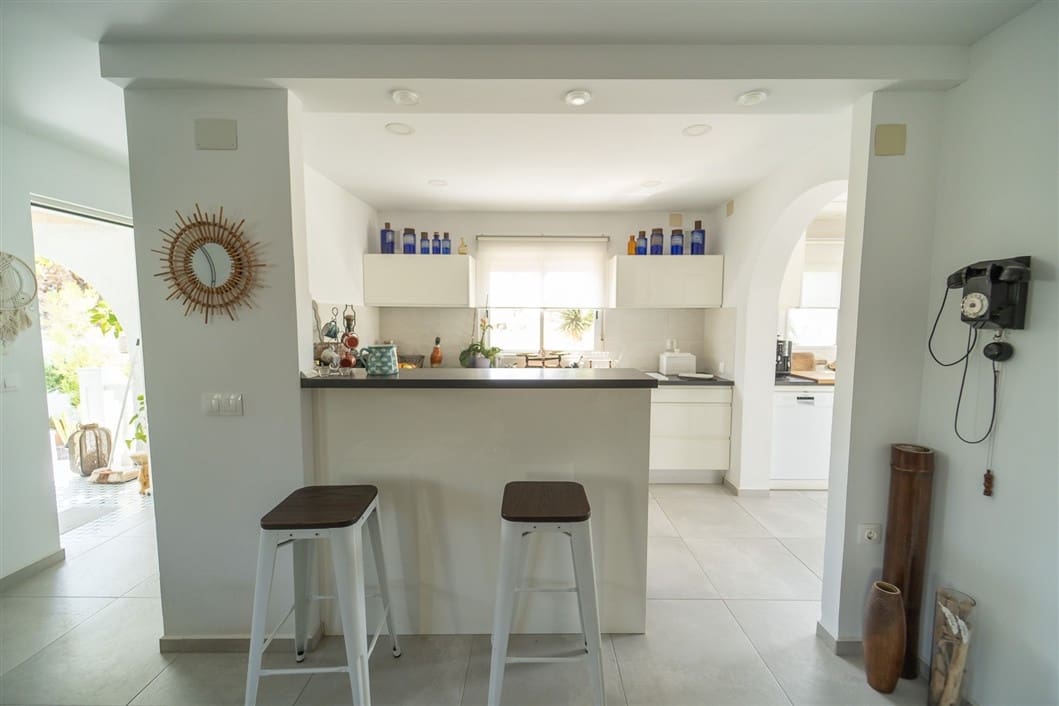 4 Zimmer Villa zu verkaufen in La Siesta mit Pool - 495.000 € (Ref: 9542561)