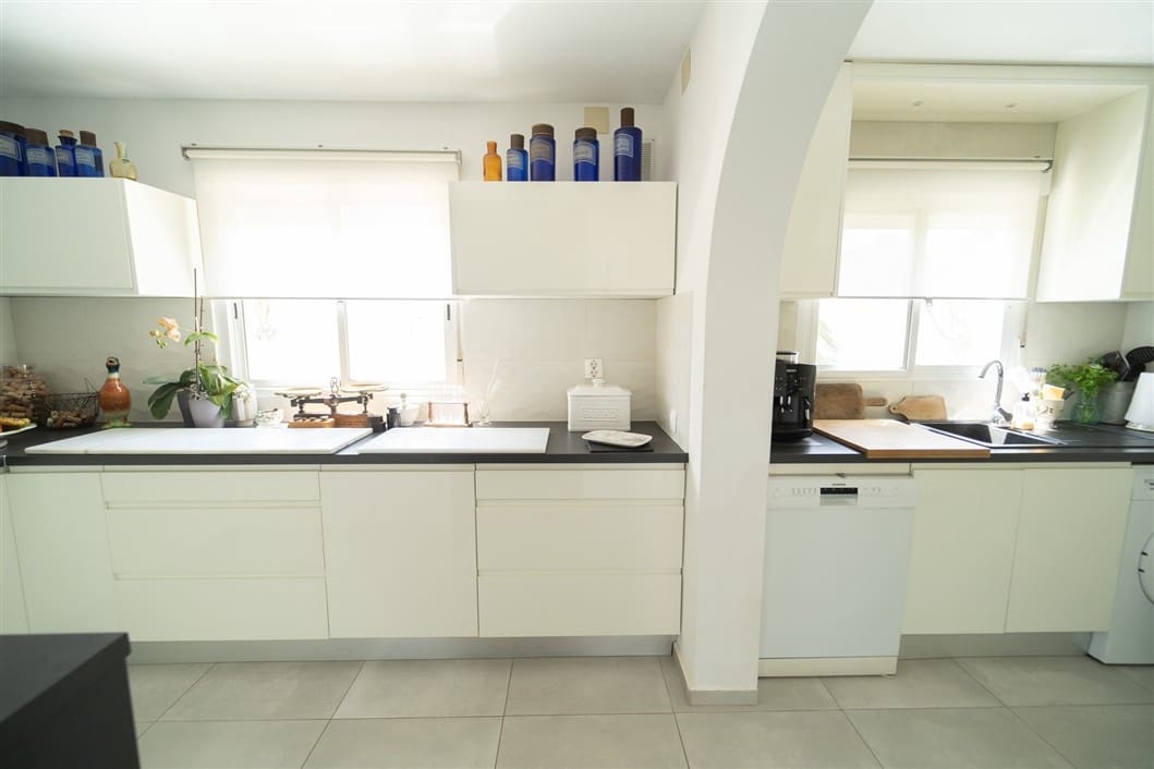 4 Zimmer Villa zu verkaufen in La Siesta mit Pool - 495.000 € (Ref: 9542561)