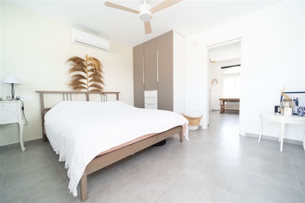 4 Zimmer Villa zu verkaufen in La Siesta mit Pool - 495.000 € (Ref: 9542561)